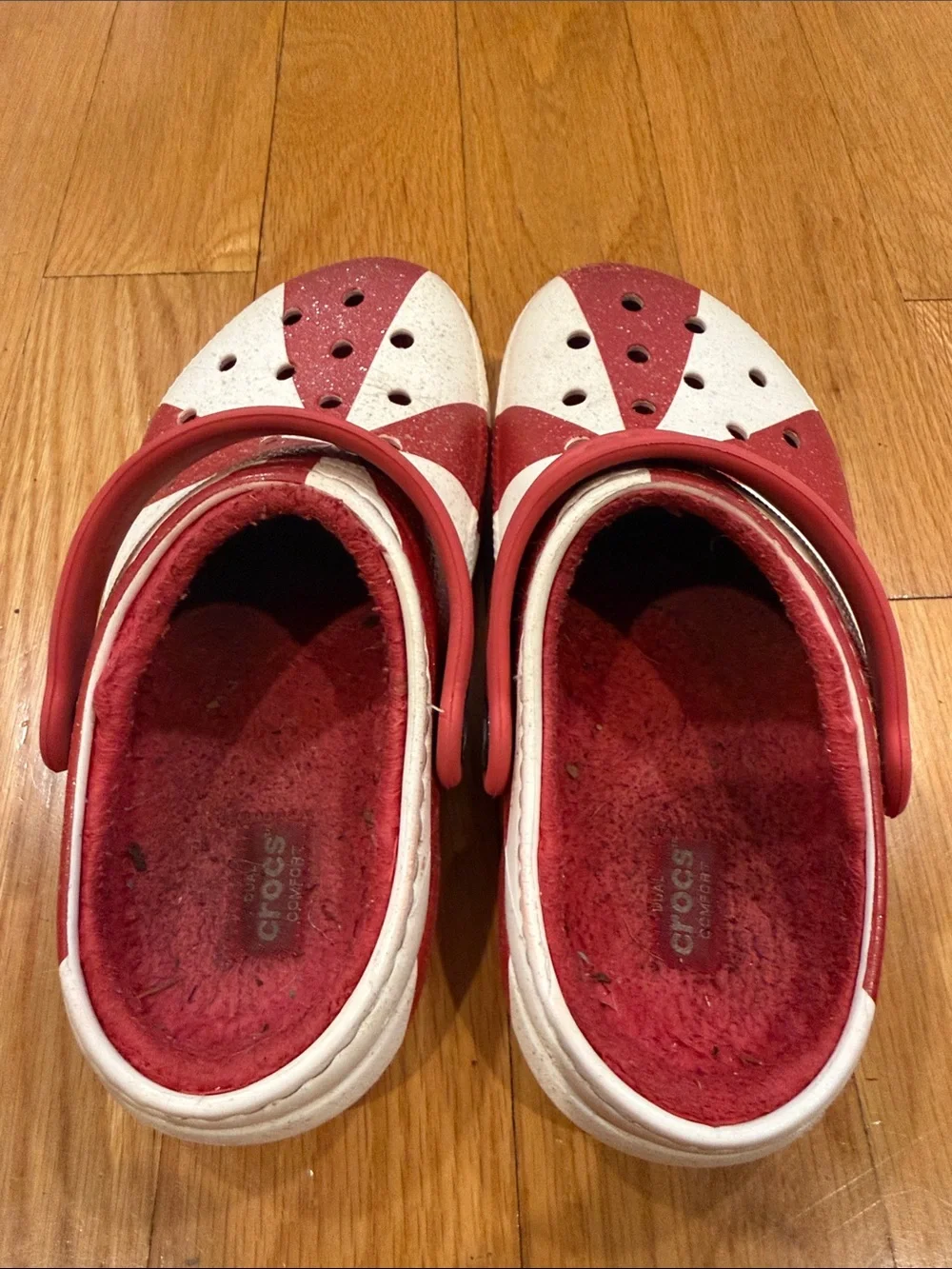 Crocs classic holiday red/white candy cane swirl lined clog size j1.